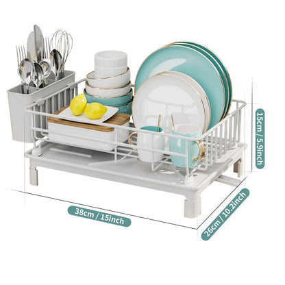 Dimensions de l'égouttoir vaisselle métal blanc compact avec vaisselle.