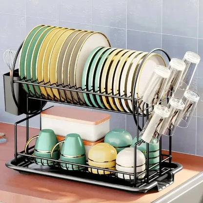Égouttoir vaisselle 2 niveaux noir avec système de drainage avec verres et assiettes.