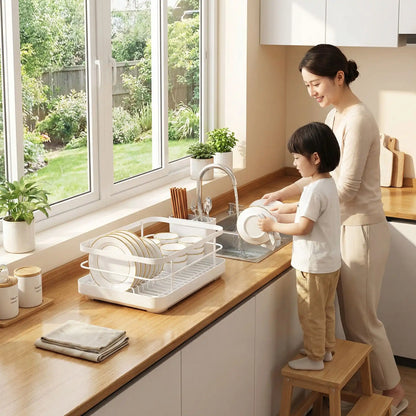 Femme et enfant utilisant un égouttoir vaisselle design blanc