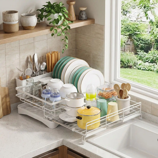 Égouttoir vaisselle extensible blanc sur comptoir près du lavabo