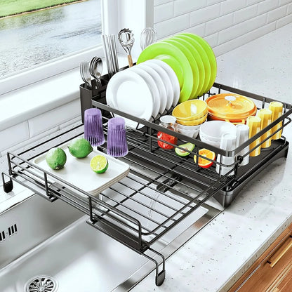 Égouttoir vaisselle extensible noir côté droit du lavabo