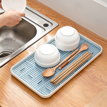 Égouttoir vaisselle plastique bleu sur comptoir près du lavabo