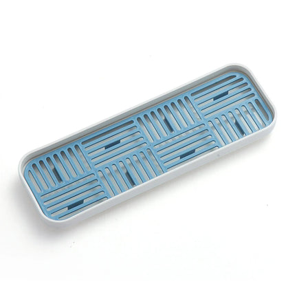 Petit égouttoir vaisselle plastique bleu sur fond blanc