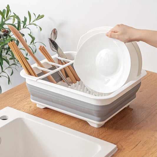 Main déposant une assiette dans l'égouttoir vaisselle pliable