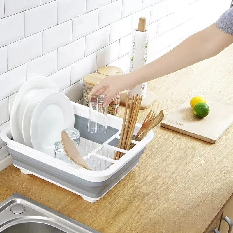 Égouttoir vaisselle pliable posé sur un comptoir près du lavabo