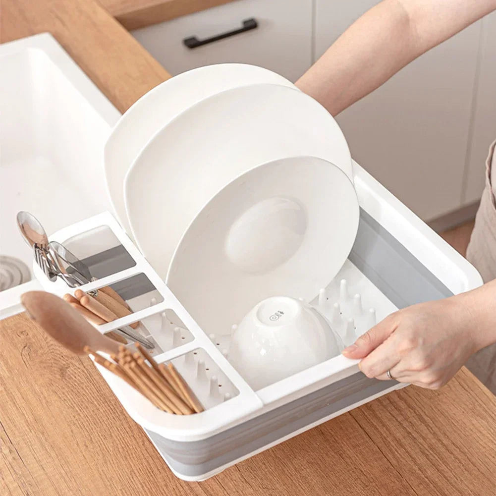 Déplacement de l'égouttoir vaisselle pliable en cuisine