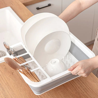 Déplacement de l'égouttoir vaisselle pliable en cuisine