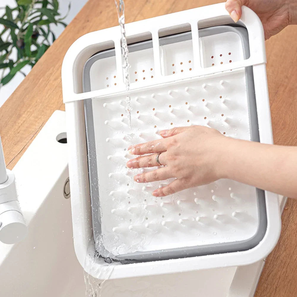 Égouttoir vaisselle pliable utilisé lors du lavage au lavabo
