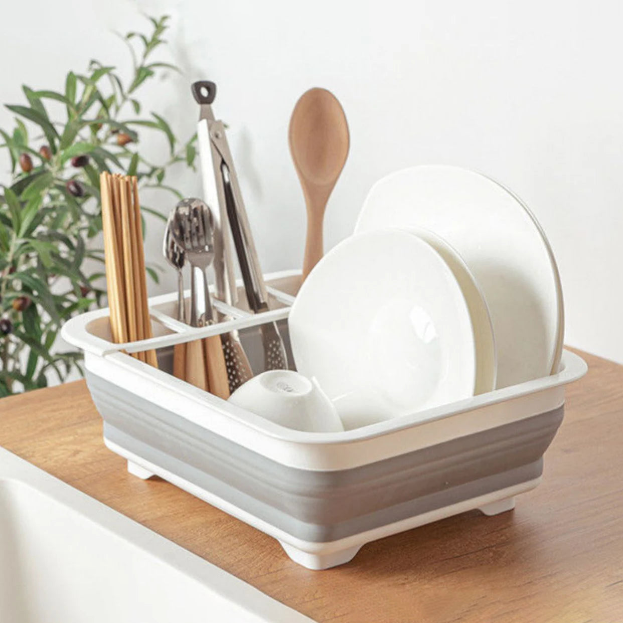 Égouttoir vaisselle pliable sur un comptoir de cuisine