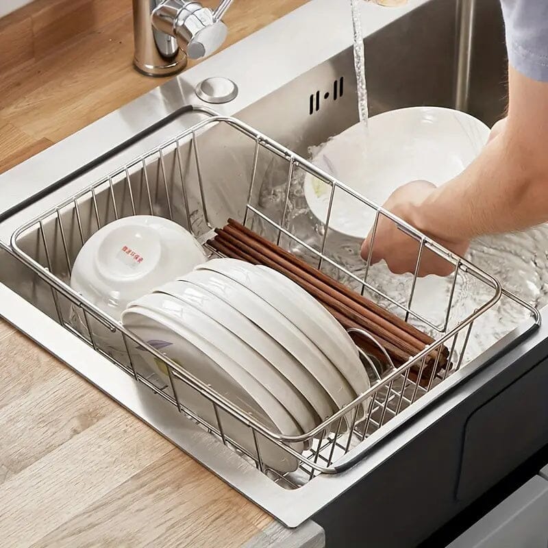 Grand égouttoir vaisselle rétractable en inox posé sur un lavabo 