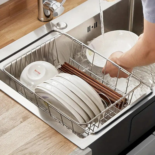 Grand égouttoir vaisselle rétractable en inox posé sur un lavabo 