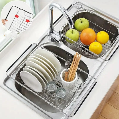 Égouttoir vaisselle rétractable inox sur lavabo double avec vaisselle et fruits