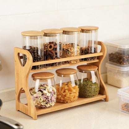 Étagère à épices en bambou 2 niveaux sur comptoir de cuisine à côté de la plaque de cuisson avec condiments et plats
