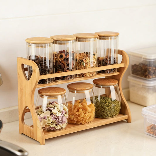 Étagère à épices en bambou 2 niveaux sur comptoir de cuisine à côté de la plaque de cuisson avec condiments et plats