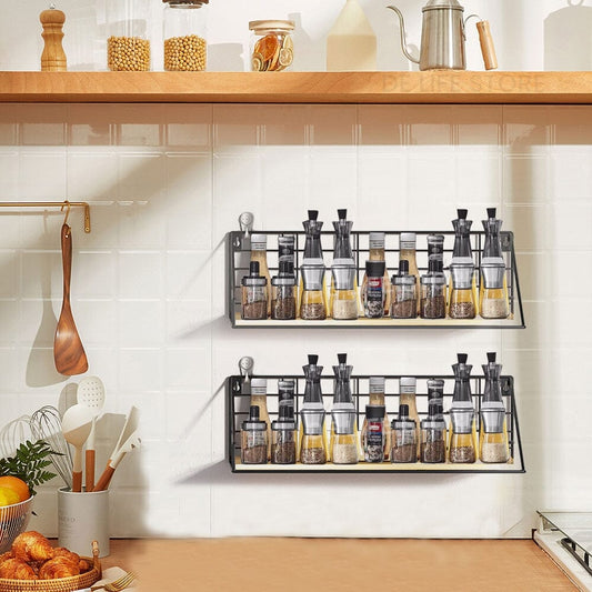 Étagère à épices bois et métal fixée au mur au-dessus d'un comptoir sous une tablette de bois avec accessoires de cuisine