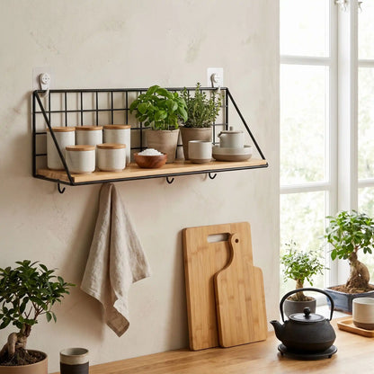 Étagère à épices bois et métal fixée au mur avec planche à découper en dessous et plante près d'une fenêtre
