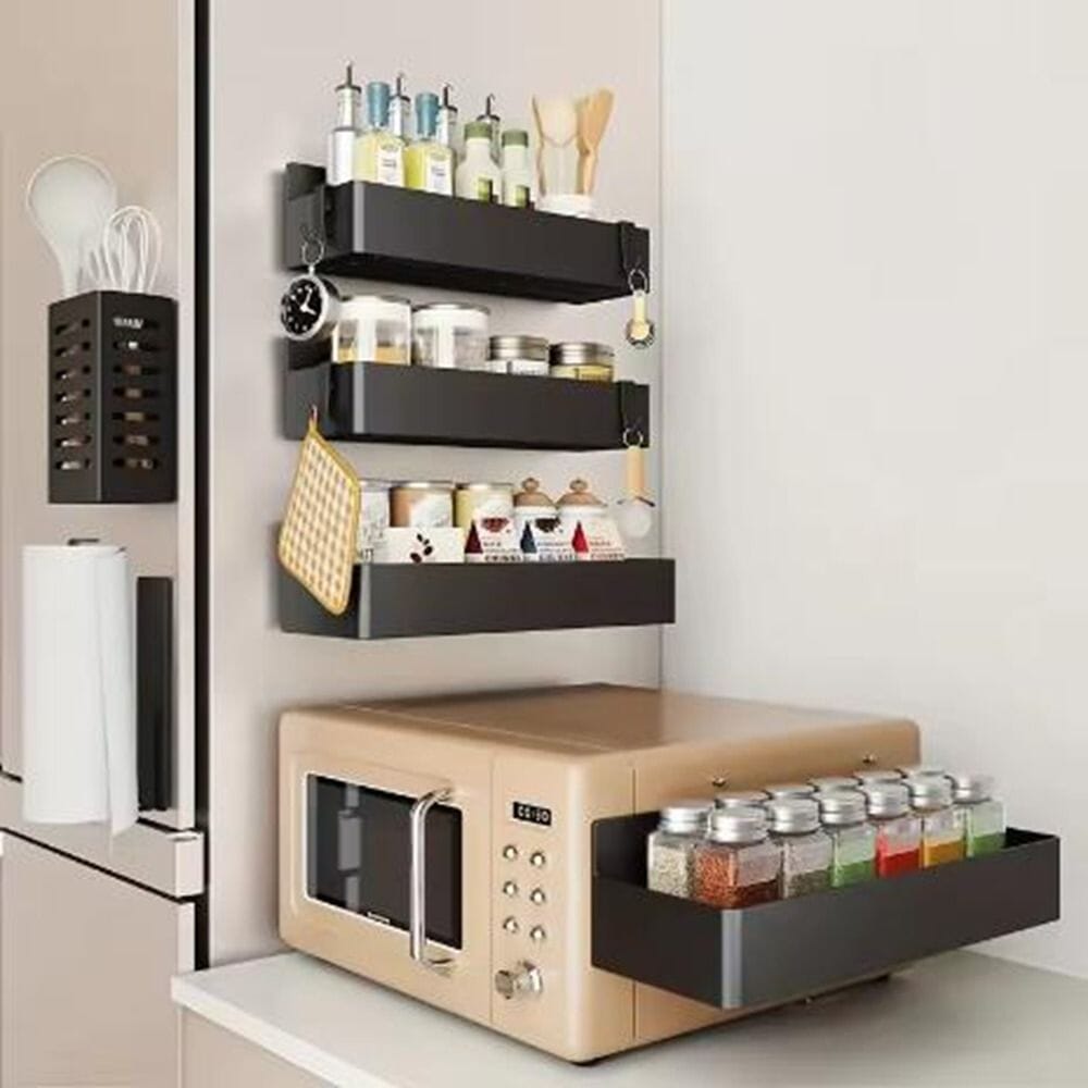 Étagère à épices magnétique sans perçage noire sur côté de frigo et micro-onde avec épices