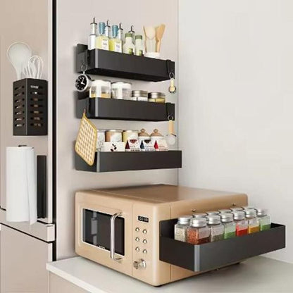 Étagère à épices magnétique sans perçage noire sur côté de frigo et micro-onde avec épices