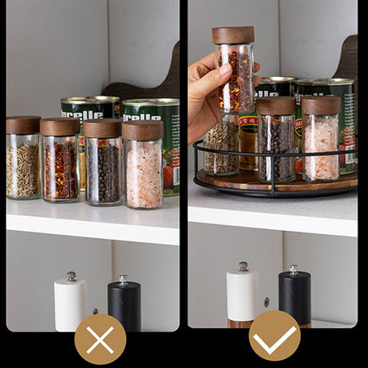 Étagère à épices ronde et rotative en bois - comparaison avant/après dans une armoire, rangement optimisé