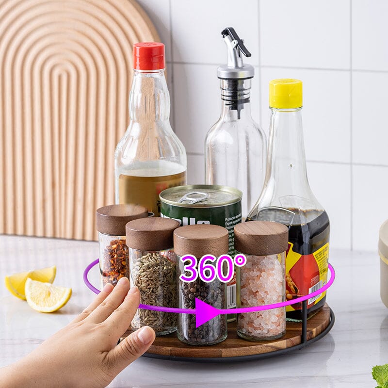 Étagère à épices ronde et rotative en bois avec épices et sauces - démonstration de la rotation par une main humaine