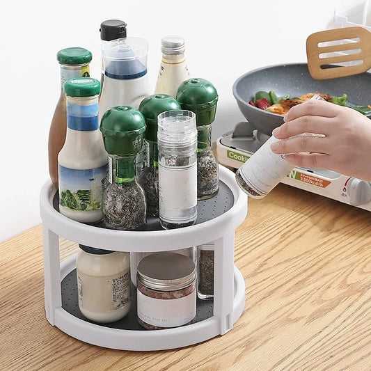 Étagère à épices rotative 360° double sur comptoir de cuisine à côté de la plaque de cuisson - main humaine prenant un pot d'épices