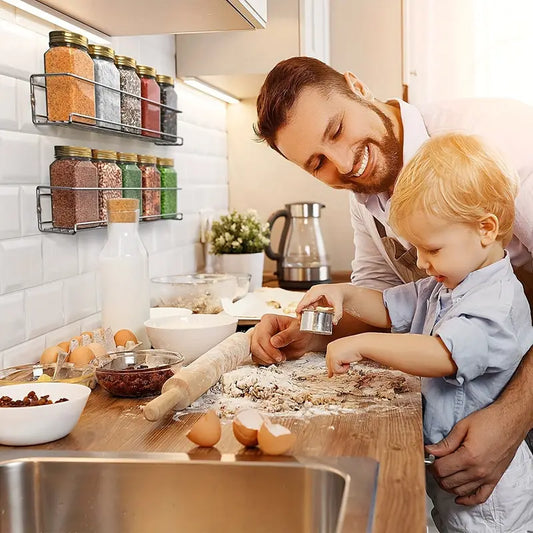 2 étagères à épices modulables sur mur de cuisine avec homme et enfant cuisinant